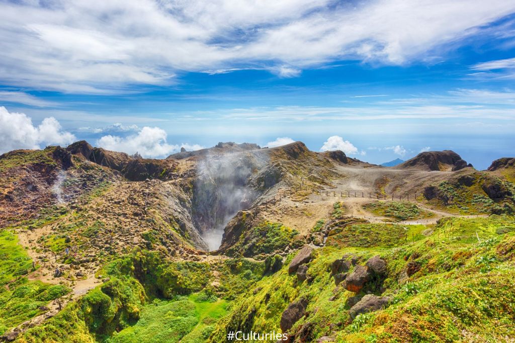 cratère fumant du volcan la soufrière© fyletto